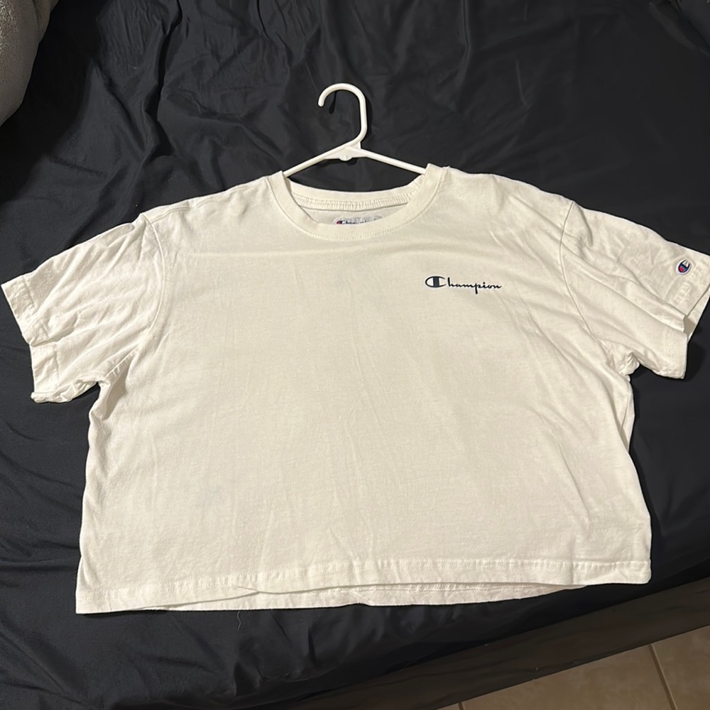 Size L champion cropped tee